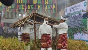 Pesta Adat Murok Jerami Suku Mengkanau, Sukunya Urang Namang