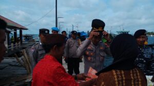 Tiba di Pongok, Ipda Ali Langsung Kenakan Tutup Kepala Sekapur Sirih