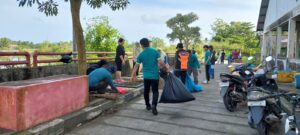 Peringati HPSN 2023, DLH Kota Pangkalpinang Adakan Gotong Royong di Pasar Ikan