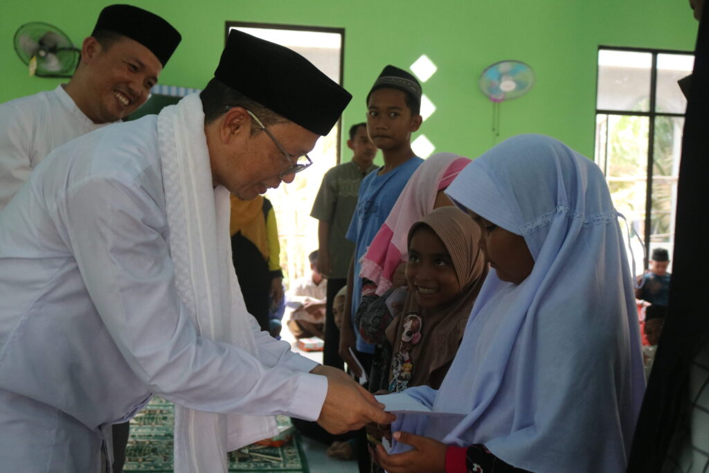 Pemkab Bateng Hibahkan 100 Juta untuk Masjid Al-Muhajirin Dusun Pinang Seribu