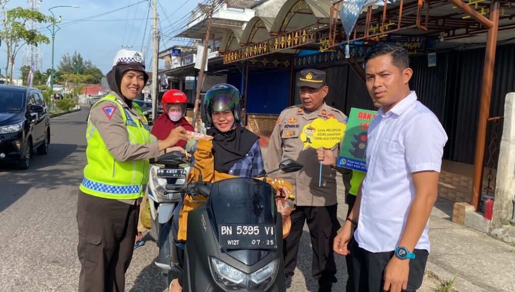 Momentum Hari Kasih Sayang & Operasi Keselamatan, Pengendara Tertib Terima Cokelat dari Polisi