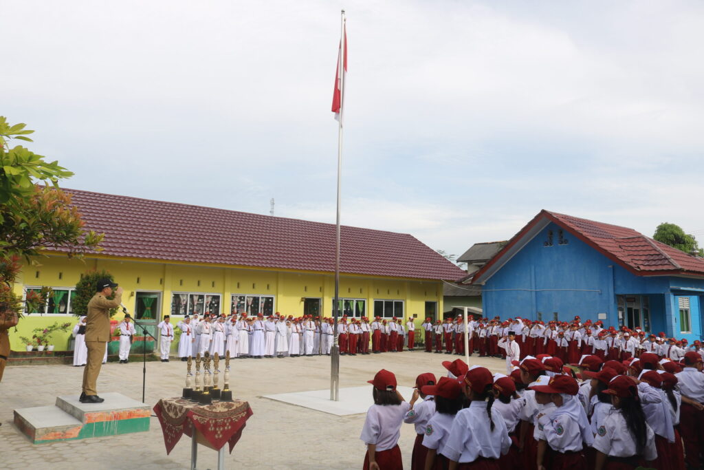 Bupati Bateng Pimpin Upacara Bendera di SDN 05 Simpang Katis, Ini Amanatnya!