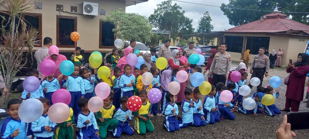 Banyak Anak Pegang Balon di Mapolsek Airgegas, Ada yang Ulang Tahun?