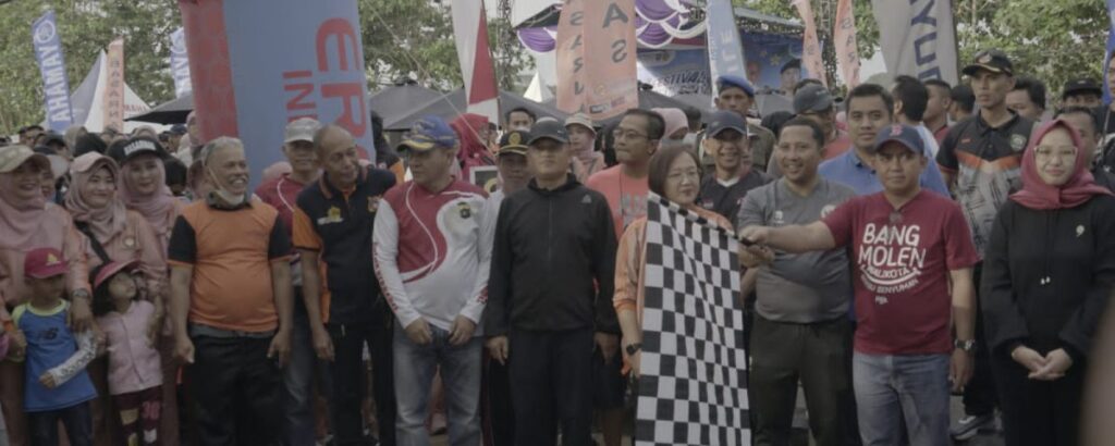 Ribuan Peserta Ramaikan Jalan Sehat dan Lomba Dayung di Pantai Pasir Padi