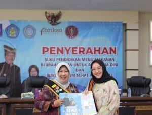 Penyerahan Buku Pendidikan Anak dari Bunda PAUD BABEL ke Bunda PAUD Pangkalpinang