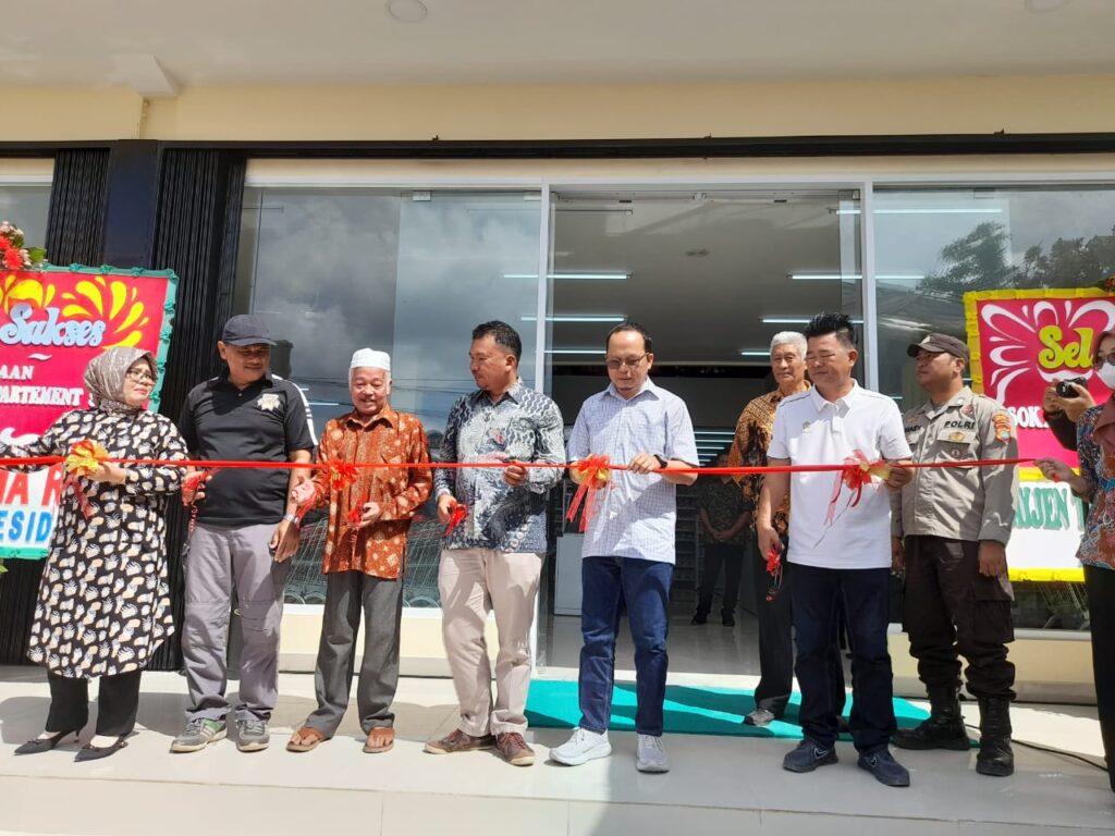 Asoka Supermarket Koba Resmi dibuka, Algafry Harap Bisa Serap Tenaga Kerja Lokal