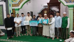 Safari Ramadhan di Masjid Kemas Adil, Walikota Pangkalpinang Serahkan Santunan dan Tabungan Marbot