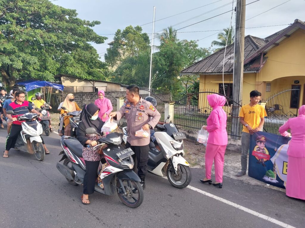 Gandeng Bhayangkari, Polsek Belinyu Gelar Bagi-bagi Takjil Gratis