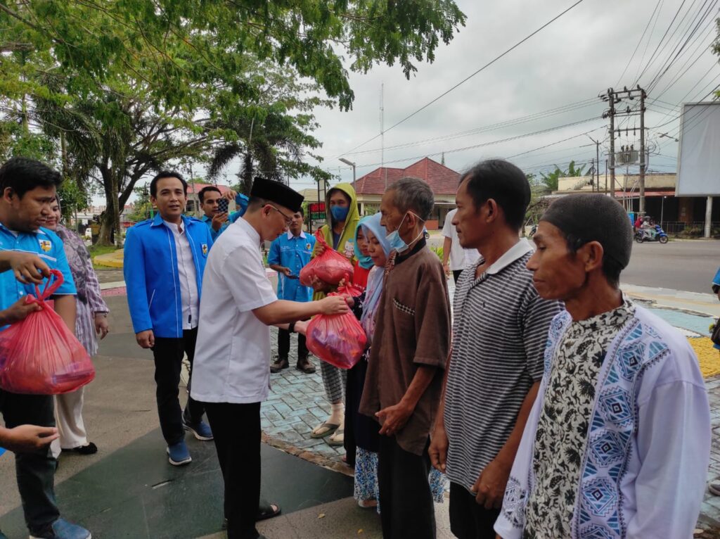 Tebar Kebaikan, PK Koba KNPI Bateng Bagikan Takjil dan Sembako Kepada Masyarakat