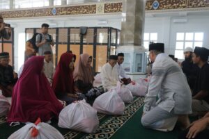 Bupati Algafry Serahkan Dana Hibah 100 Juta Untuk Masjid Desa Penyak