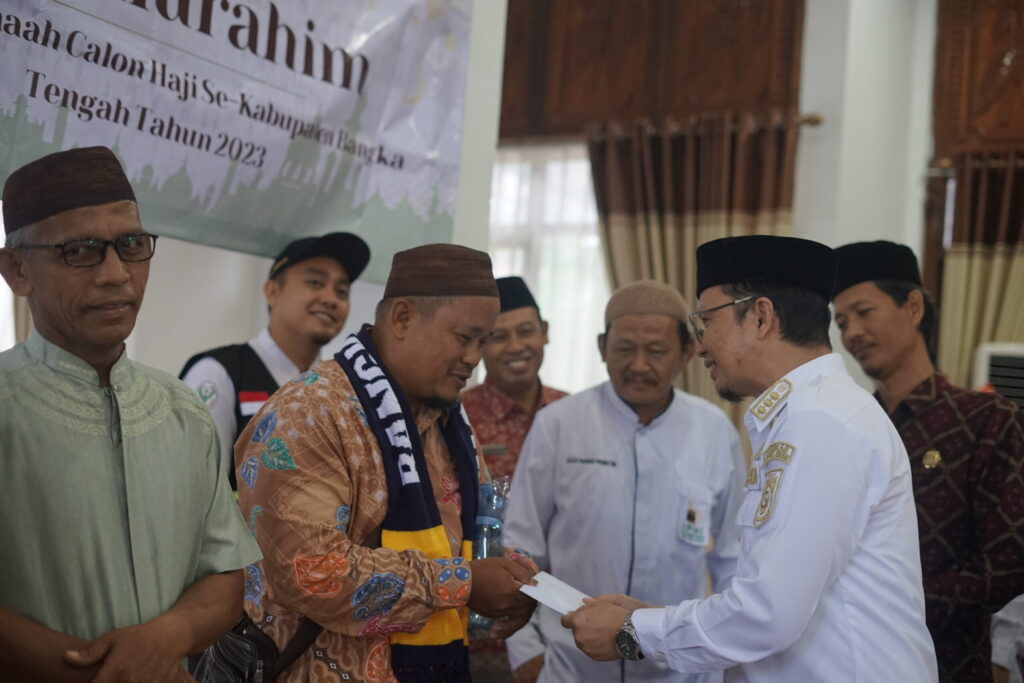 114 CJH se-Bangka Tengah Dapat Uang Saku dari Bupati Algafry