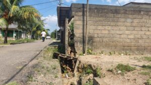 Siring Ruas Jalan Desa Jelutung Rusak Parah, Pagar dan Dinding Rumah Warga Amblas