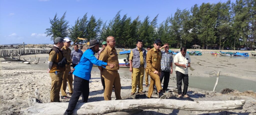 Algafry Tanggapi Langsung Keluhan Pendangkalan Pantai Desa Tanjung Gunung