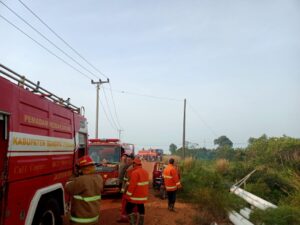 Tim Damkar Bateng Gerak Cepat, Padamkan Api yang Melahap 3 Hektar Lahan di Desa Penyak