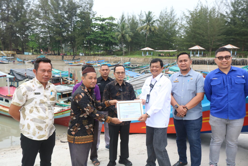 Pemkab Bateng dan Angkasa Pura Berikan Bantuan Perahu Wisata Desa Tanjung Gunung