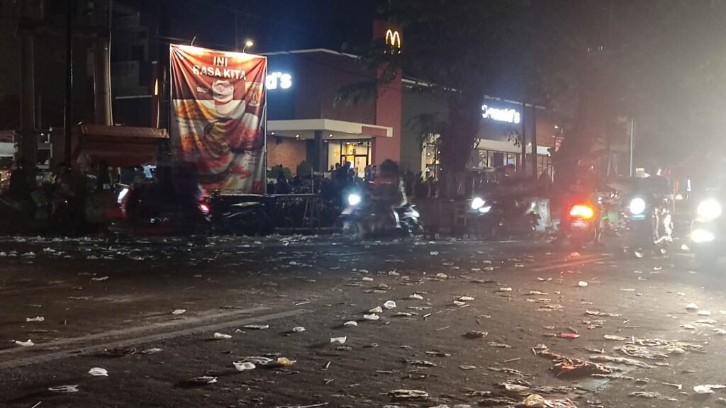 Miris, Usai Pawai Karnaval, Sampah Berserakan Sepanjang Rute Kota Pangkalpinang 