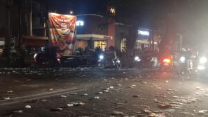 Miris, Usai Pawai Karnaval, Sampah Berserakan Sepanjang Rute Kota Pangkalpinang 