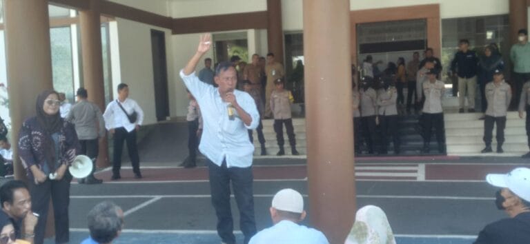 Guru Nasir saat berorasi di Gedung DPRD Provinsi Bangka Belitung