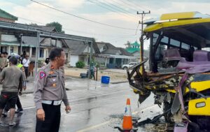 Truk CPO VS Bus di Nibung, Sopir Terjepit Begini Kondisinya