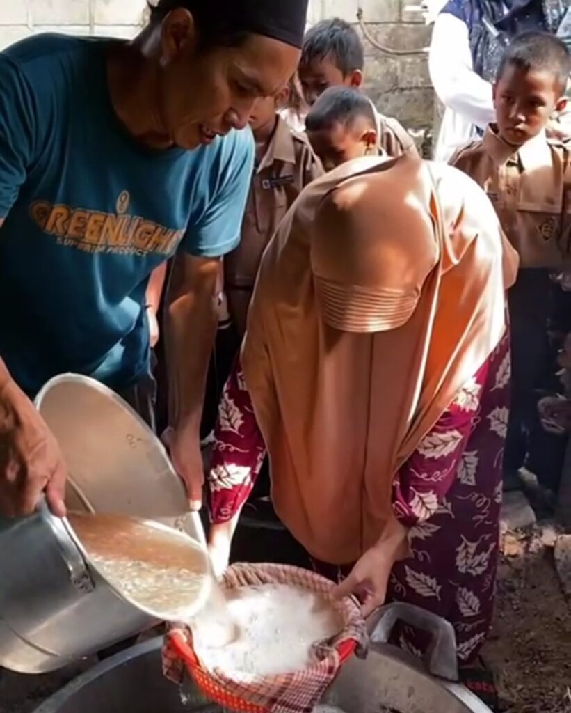 Siswa-siswi SDN 3 Simpang Katis Kunjungi Tempat Pembuatan Gula Aren/Kabung Pak Martin Desa Sungkap