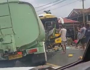 BREAKING NEWS : Bus VS Truck CPO Adu Kambing di Jalan Desa Nibung