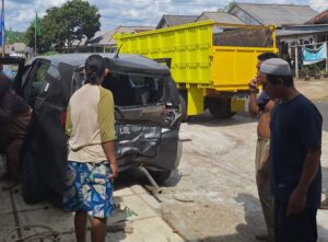 Laka Lantas, Truk Tabrak Belakang Mobil Calya Hitam di Desa Celuak