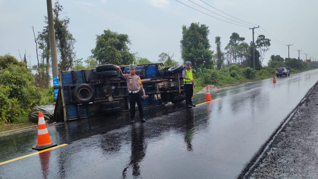 BREAKING NEWS : Truk Bawa Pakan Ayam Laka Tunggal di Penyak