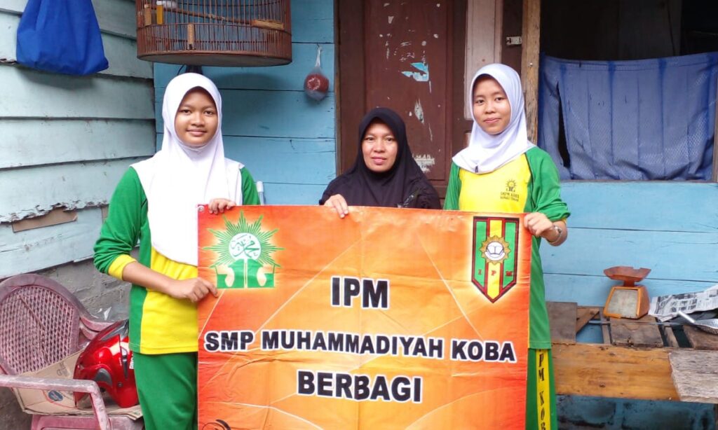 Jumat Sedekah, SMP Muhammadiyah Koba Bagikan Puluhan Paket Sembako