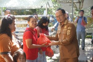 Operasi Pasar Murah, Bupati Algafry Salurkan Paket Sembako Setengah Harga