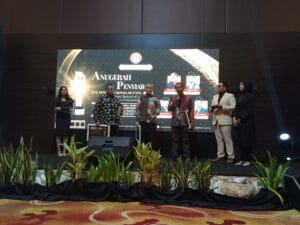 Gemilang di Dunia Penyiaran Lokal, Bupati Algafry Terima Penghargaan Prestisius dari KPID