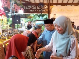 Bupati Algafry Buka Bersama dengan Porter dan Puluhan Anak Yatim