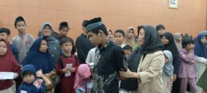 Buka Bersama, DRPD Bateng Bagikan Sembako dan Santuni Puluhan Anak Yatim Piatu 