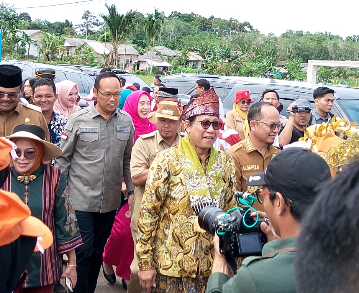 Menteri Desa RI Hadir di Pesta Adat Desa Namang, Berikan Apresiasi Tinggi untuk Desa Namang