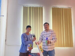 Kades Ronie Salurkan Alat Kebersihan Wujud Kepedulian Proklim di Objek Wisata