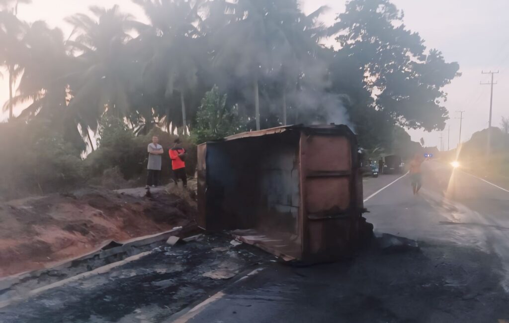 Diduga Mengantuk, Oleng, Truk Muatan BBM Pertalite Terbakar di Jalan Penyak