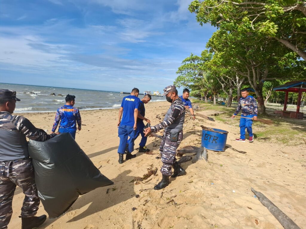 Sinergitas TNI Al dan Polairud Polda Babel, Bersihkan Pantai-pantai di Babar