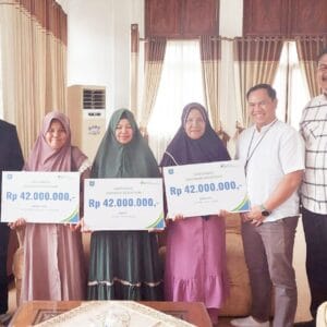 Bupati Bangka Tengah Salurkan Santunan Kematian BPJS Tenaga Kerja