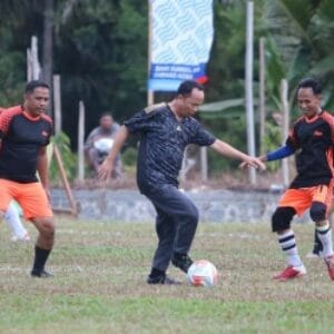 Bupati Algafry Buka Turnamen Sepak Bola di Desa Perlang