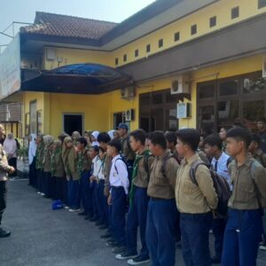 SMP Muhammadiyah Koba beserta Mahasiswa PPLK IAIN SAS Babel Kunjungi Mapolres Bangka Tengah