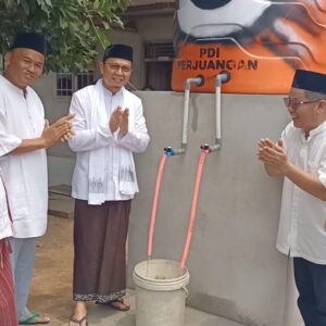 Paslon Berlian Distribusikan Air Bersih di Desa Lampur