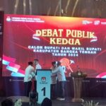 Moment Kedua Paslon Bangka Tengah Berpelukan di Debat Kedua