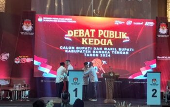 Moment Kedua Paslon Bangka Tengah Berpelukan di Debat Kedua