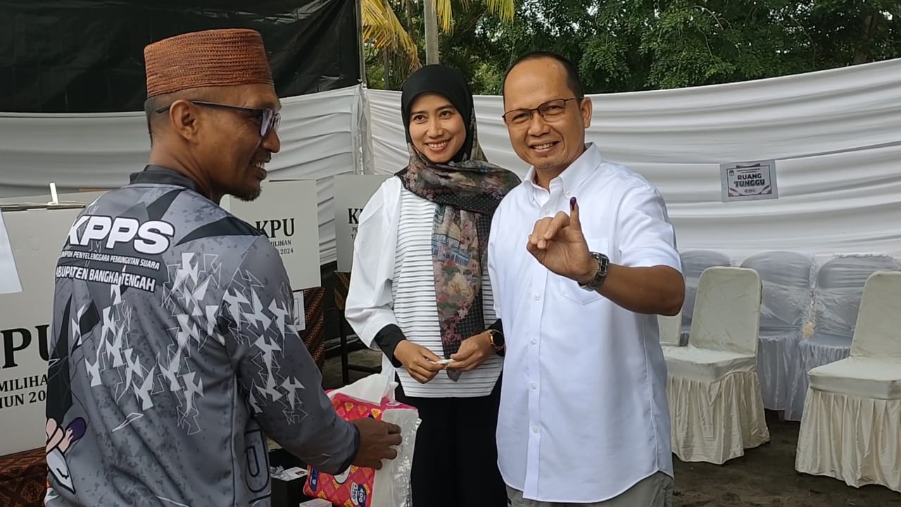 Calon Bupati Algafry Rahman Nyoblos di TPS 003