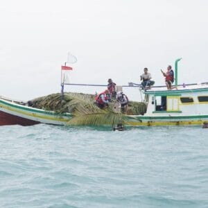 PT Timah Bersama Kelompok Nelayan Batu Kemiri Tenggelamkan Puluhan Rumpon di Bangka Tengah   