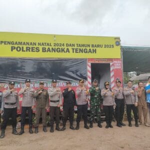 Sembari Pantau Pos Nataru, Kapolres Bangka Tengah AKBP Pradana Aditya Nugraha Beri Sembako ke Warga