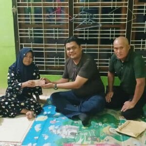 Warga Desa Berobat ke Palembang, Kades Perlang Serahkan Donasi Warga