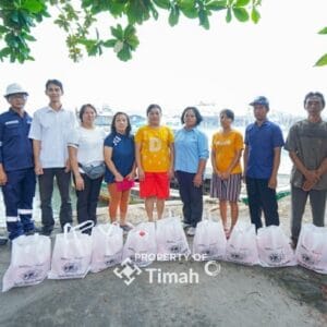 PT Timah Beri Sembako Untuk Warga Lumut Terkena Banjir