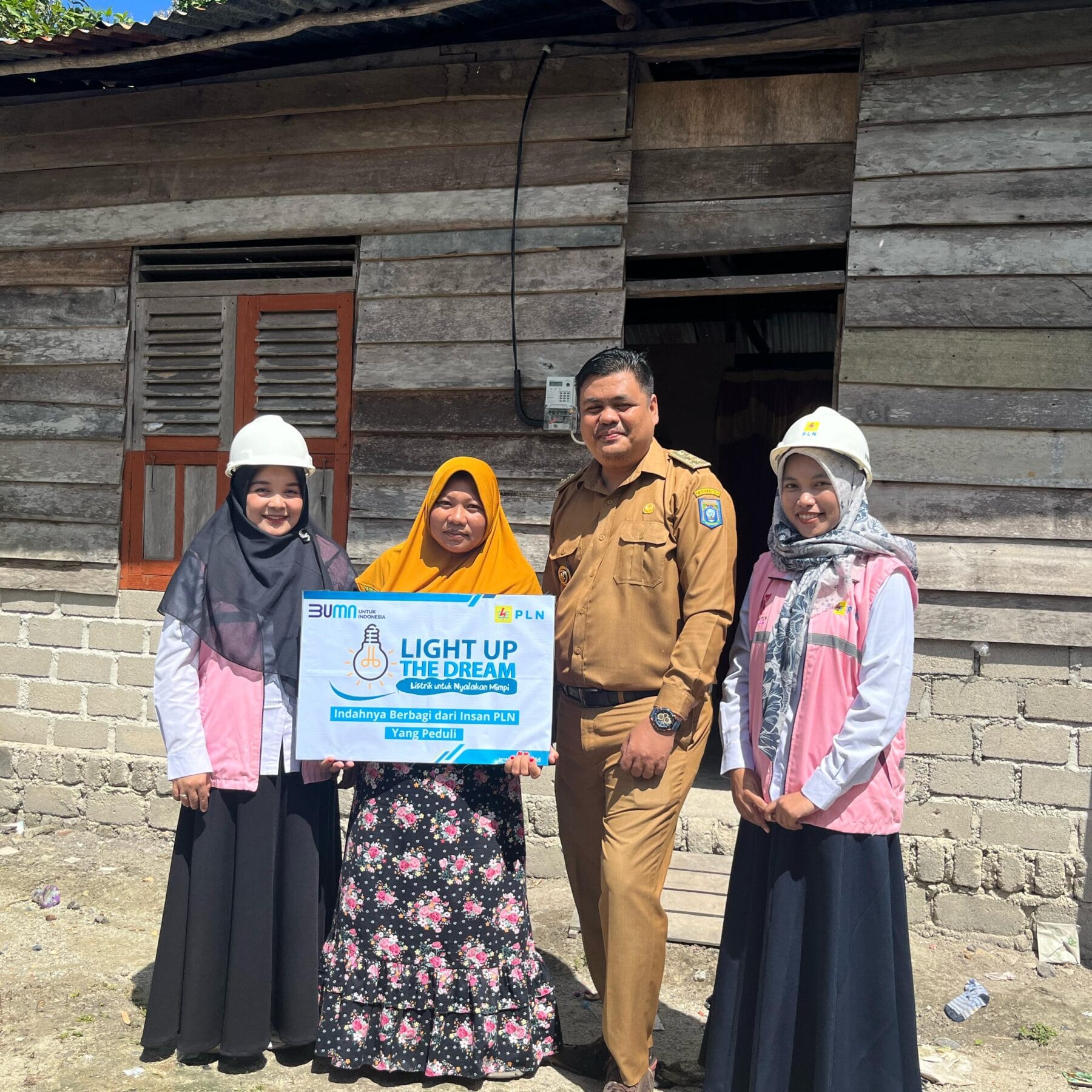 PLN Berikan Bantuan KWH Gratis bagi Warga Kurang Mampu di Desa Perlang