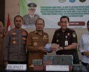 Pemkab Bateng Terima Uang Hasil Lelang Kejari Bateng 1,3 Miliar