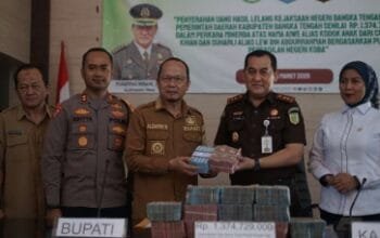 KEJARI_SERAHKAN_SESUATU_1